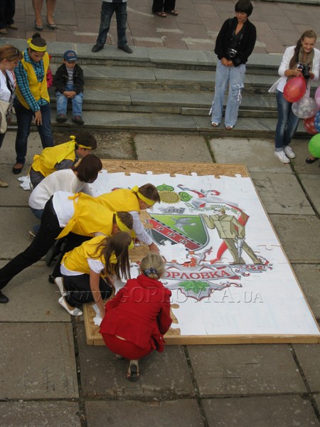 Школьники Горловки собрали герб родного города за 15 минут