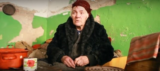 В Горловке старушка лишилась дома и теперь с сыном живет в подвале (ВИДЕО)