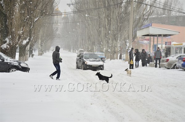 Власти рапортуют, что Горловку от снега чистят 28 единиц техники