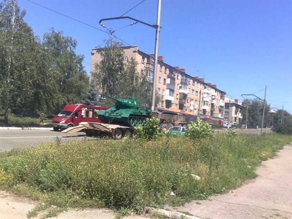 В Дружковке угнали нерабочий танк, установленный в 1977 году в память о воинах-освободителях Донбасса (ФОТОФАКТ)