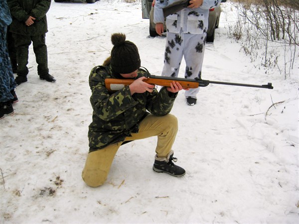 Ученики из Горловки под руководством представителей армии "ДНР" учились выживать в зимних условиях