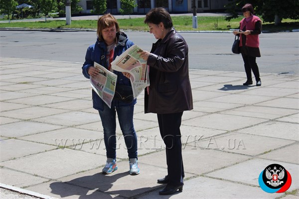 В Горловке снимают социальную напряженность, раздавая газеты от ДНР 