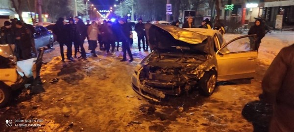 Жуткая авария в центре Горловки: спасатели еле вытащили водителя "семерки" (фото)
