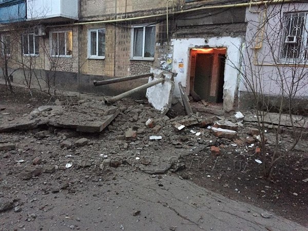 В Горловке на пр. Победы рушится дом: кирпичи падают на головы прохожих, но "власти" не реагируют 