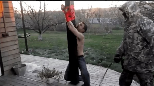 Слабонервным не смотреть: боевики горловского отряда "Троя" обнародовали видео пыток жителя Донбасса
