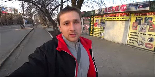 Калининский район Донецка: блогер показал вечерний город и цены в магазинах 