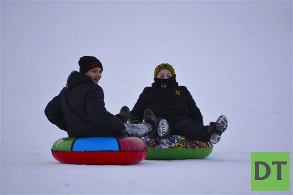 В Донецке у «Донбасс Арены» организовали зимние катания на санках, лыжах и ватрушках. Фоторепортаж 