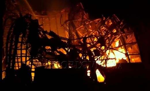Огонь полностью уничтожил склад модельного цеха Горловского машиностроителя. Тушили пожар бригады четырех частей (ДОПОЛНЕНО, ВИДЕО)