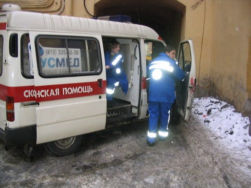 Марш-бросок: в Горловке медики два километра пробирались сквозь снежные заносы к застрявшему в сугробе мужчине. Вызов оказался ложным 