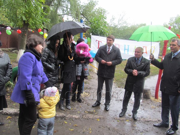В Горловке открылись две новые детские площадки
