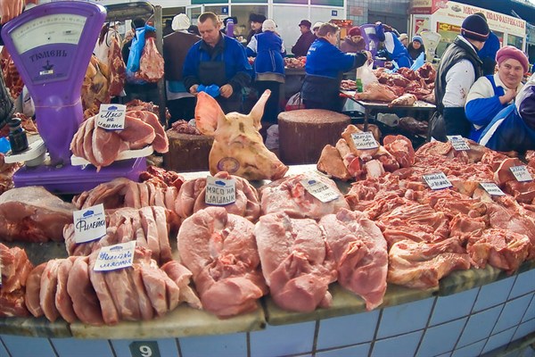 Перешли с мяса на хлеб: специалисты подсчитали, что в Горловке объем продаж мясопродуктов сократился от 10 до 40%