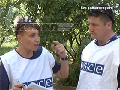Наблюдатели ОБСЕ, фиксирующие разрушения в Горловке выслушали слова критики в свой адрес от местных жителей (ВИДЕО)