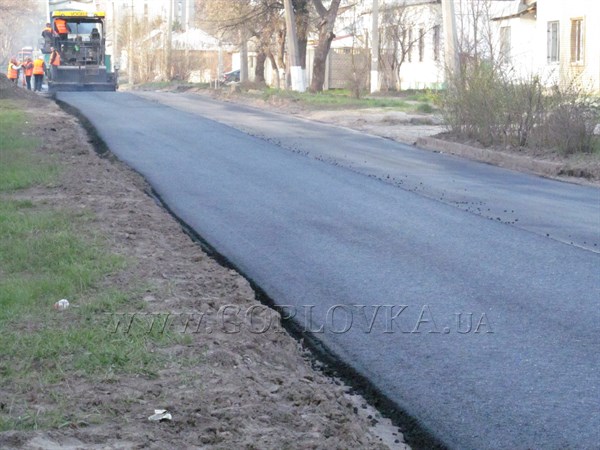  В фотокадре - улица Изотова: первые снимки дорожного покрытия, которое завтра "оценят" колеса автомобилей 