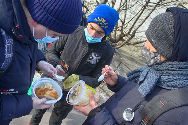 В Горловке общественному движению "Еда вместо бомб" три года. Эти люди кормят бездомных