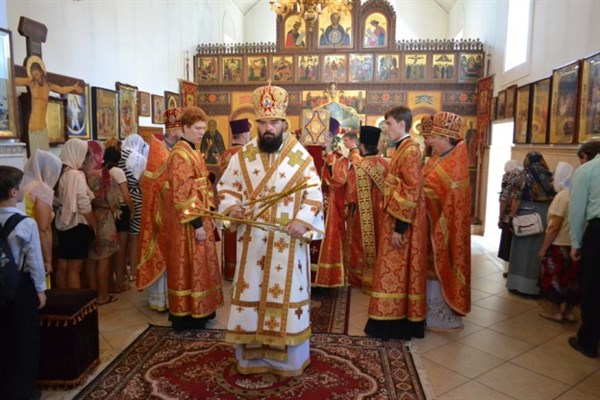 Епископ Горловский и Славянский Митрофан совершил литургию в Крестовоздвиженском храме Горловки 