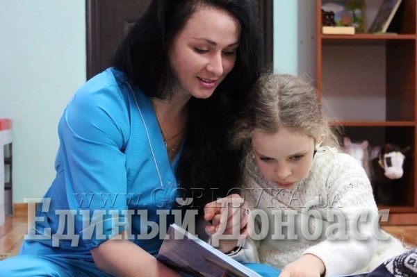 Маленького горловчанина с ДЦП, которого лечили в Москве, не смогли поставить на ноги. Это сделали в горловском центре соцреабилитации для детей-инвалидов 