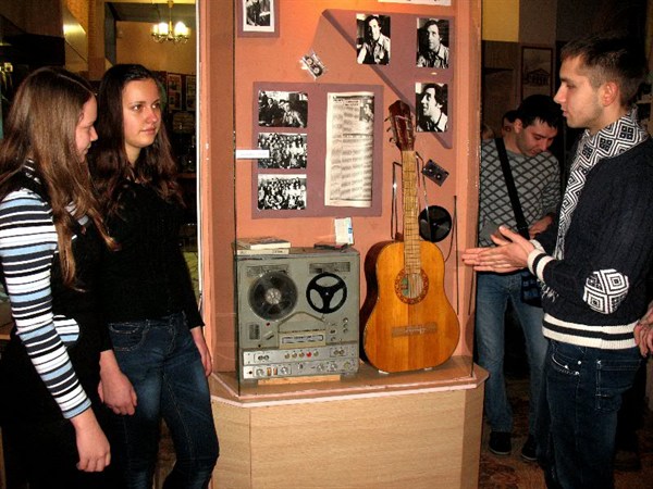 Автографы артистов и музыкантов, гастролировавших в Горловке, выставили на обозрение в музее истории 