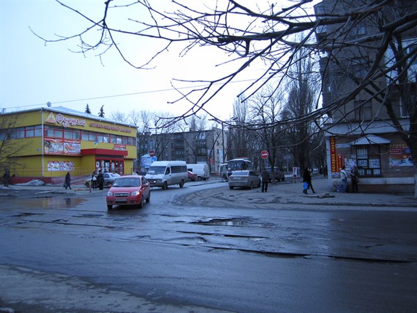 ТОП-3 «странных» дорожных знаков в Горловке: автомобилисты указывают ГАИшникам на недоразумения на дорогах 