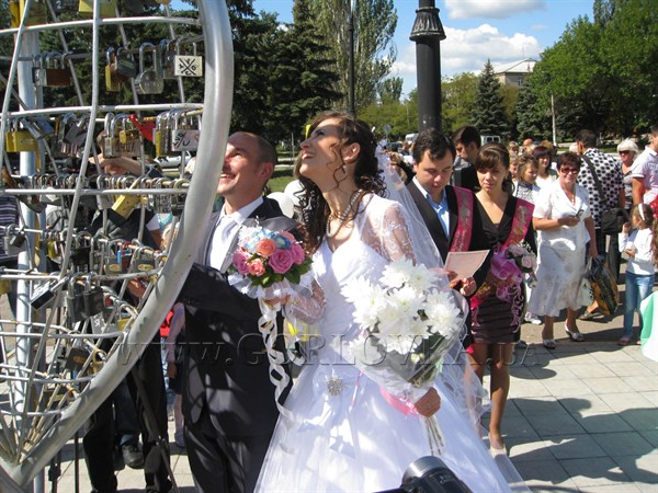 Ах эта свадьба, свадьба: молодожены торжественно расписались в День города возле «Сердца влюбленных» 