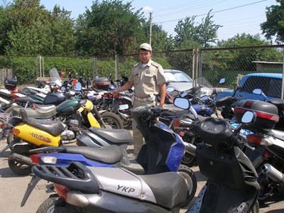 На штрафплощадке ГАИ Горловки более 200 скутеров и мотоциклов, изъятых у подростков