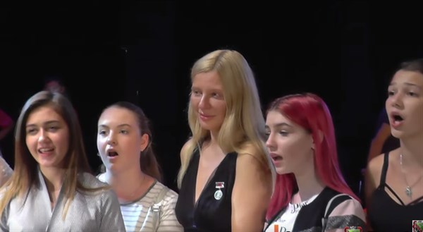Американская пианистка украинского происхождения выступила в Горловке. Почему она плакала?