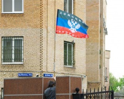 Горловский ОБОП люди в масках захватили без сопротивления: не найдя оружия, вывесили флаг своей республики 
