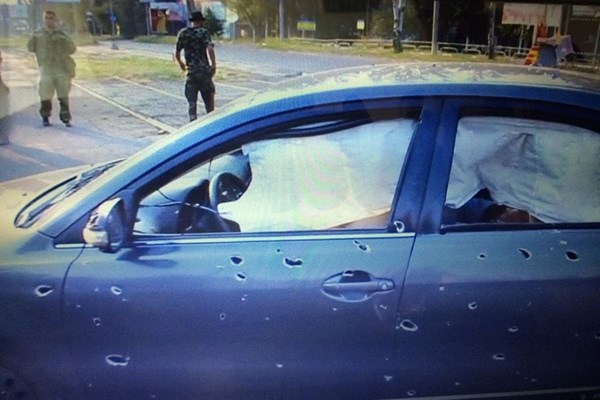 Расстрел автомобиля с мирными жителями возле здания Горловского УВД:  все версии