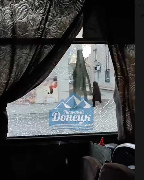 Житель Горловки разбил окно в городском автобусе