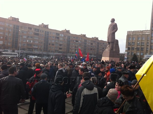 «Россия», «Беркут», «Мы не признаем власть», - кричит многотысячная толпа перед зданием Горловского горсовета и требует референдума (ФОТО, ВИДЕО)