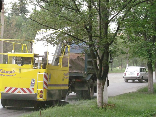 На центральных улицах Горловки работает "машина-пылесос" (ФОТОФАКТ)