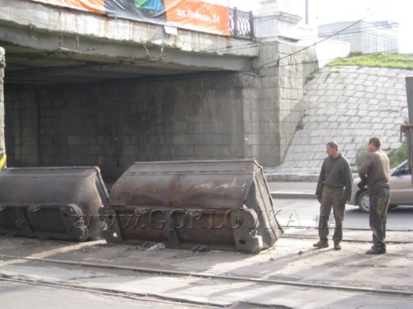 В Горловке две вагонетки выпали из кузова МАЗА на проезжую часть (ФОТОФАКТ)
