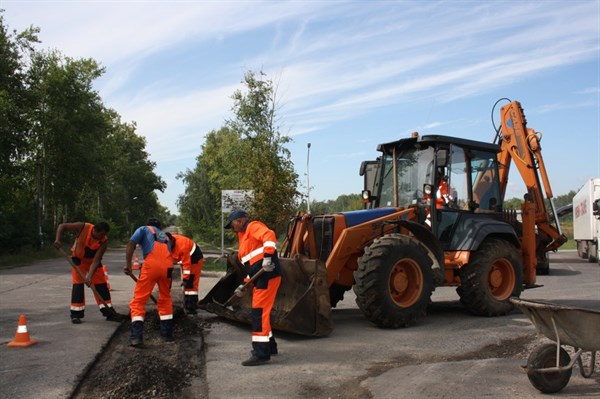 Уже второй день Артемовское шоссе готовят к капитальному ремонту: идет фрезерование  