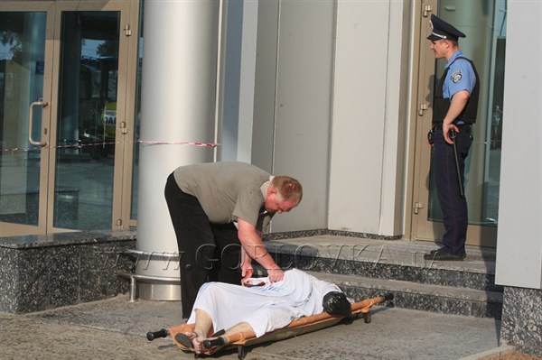 В районе ЖД-вокзала Донецка пострадало три человека, в том числе убит парковщик (ДОБАВЛЕНЫ ФОТО)