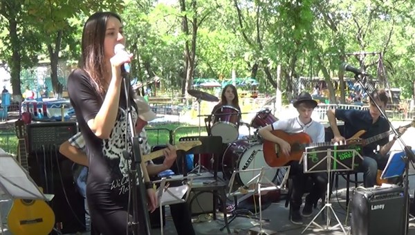 На выходных в парке Горького в Горловке пели русские песни