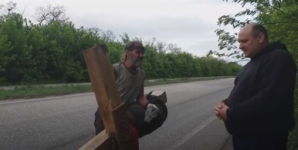 Бывший боевик "ДНР" тащит на себе 100-килограммовый крест в Святогорск. Блогер из Горловки узнал зачем