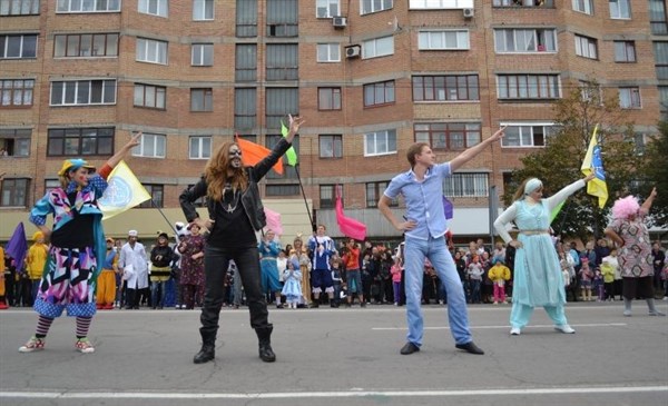 Маски сняты: на День города Никиту Джигурду, танцевавшего в Горловке Gangnam Stylе, пародировала девушка (ВИДЕО) 