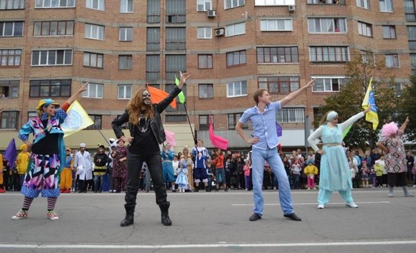 Маски сняты: на День города Никиту Джигурду, танцевавшего в Горловке Gangnam Stylе, пародировала девушка (ВИДЕО)