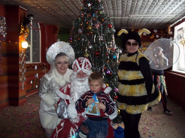 В Горловке открыт сезон новогодних утренников. В театре кукол подарили праздник детям, лишенным родительской опеки 