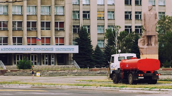 Война и мир по-горловски: город красят, чистят, а в больницу привозят раненых бойцов "ДНР" и ждут наступления украинской армии  