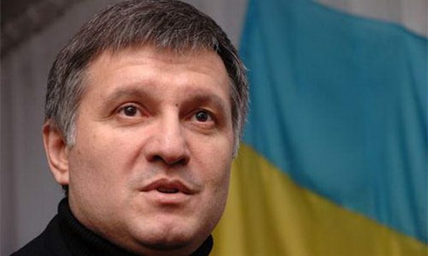 Министр МВД Арсен Аваков сообщает, что сбежавший со Славянска Стрелок со своей группой «катятся к Горловке»