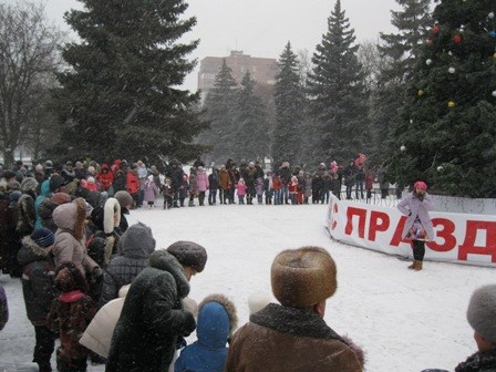 Невзирая на снегопад, на центральной площади Горловки состоялось открытие новогодней елки (ФОТОРЕПОРТАЖ)