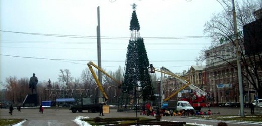 Ничего своего: елка, доставшаяся от Украины, украсит площадь Победы в Горловке