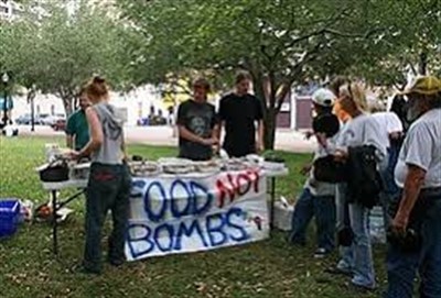 В Горловке провели акцию "Еда вместо бомб": студенты кормили обедами бездомных людей