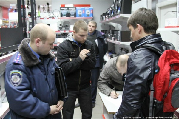 Рейд по супермаркетам  участников проекта "Украина без холопов": мрак горловского "Фокстрота"(ФОТО, ВИДЕО)