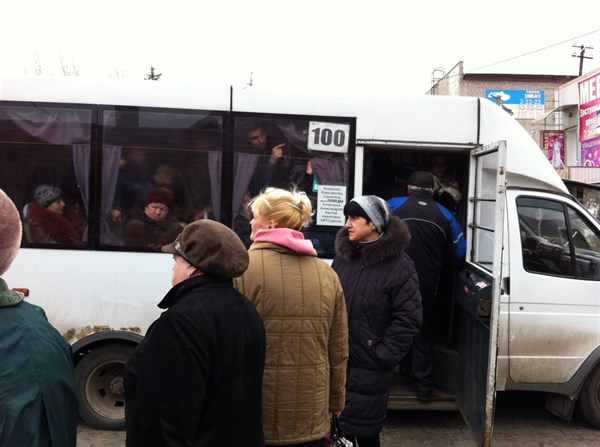 «Пешком с Глубокой, на попутках, по знакомству на такси»: горловчане рассказали, как добирались сегодня на учебу и работу