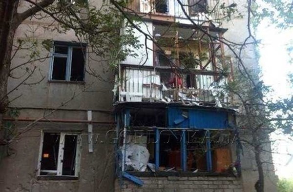 Разрушения в Горловке. По улице Шушурина от обстрела пострадали несколько многоэтажек – в домах выбиты стекла и разрушены балконы. ВИДЕО
