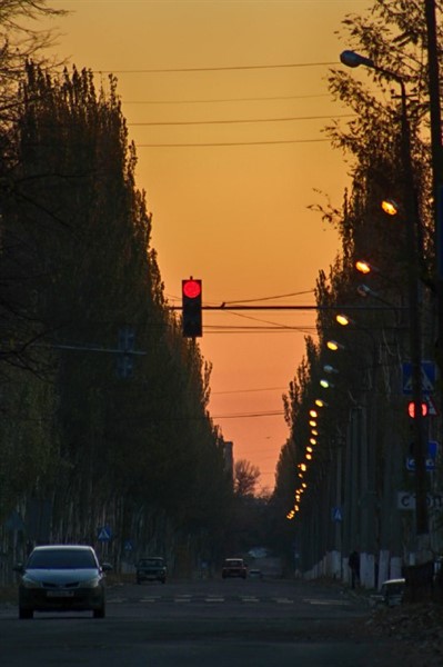Центр Горловки начали освещать по зимнему графику (ФОТО)