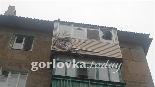 В Горловке снаряд прилетел в квартиру «пятиэтажки» по улице Ленина. К счастью, никто не пострадал (ФОТО)