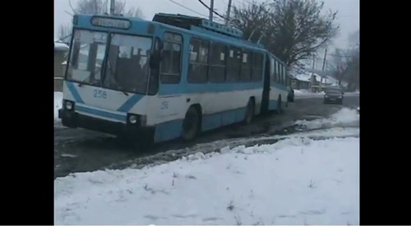 «Изотовская вахта»: троллейбусы буксуют на одной из центральных улиц Горловки (видео)