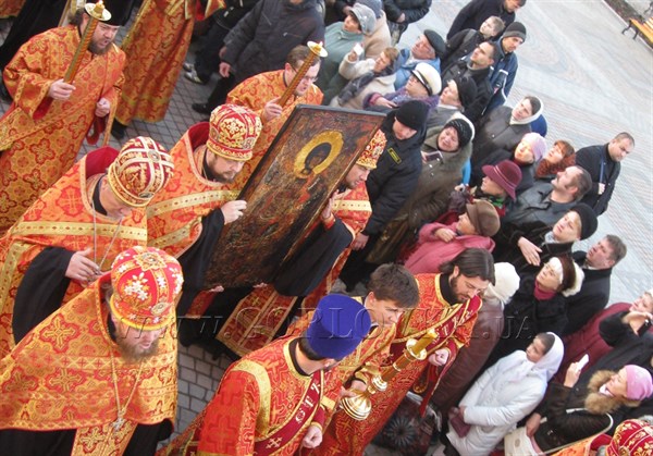 Мощи великомученика Георгия Победоносца прибыли в Горловку: первыми у святыни помолились священнослужители храма и власти города